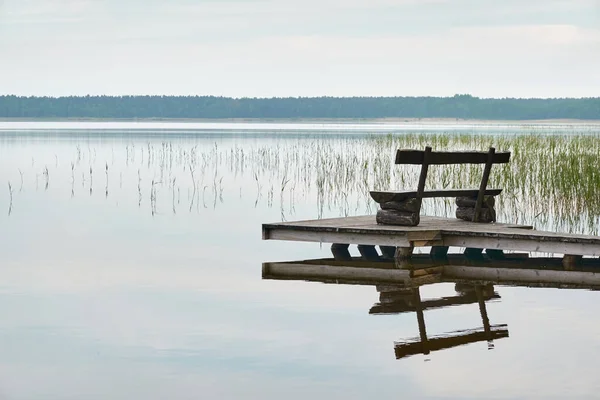 Busnieku See Ventspils Lettland Holzsteg Bank Düsterer Himmel Bedeckt Frühling — Stockfoto