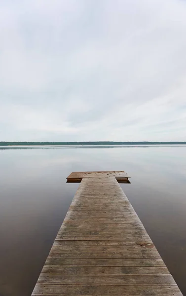 Lago Busnieku Ventspils Letonia Muelle Madera Cielo Sombrío Lluvia Día — Foto de Stock