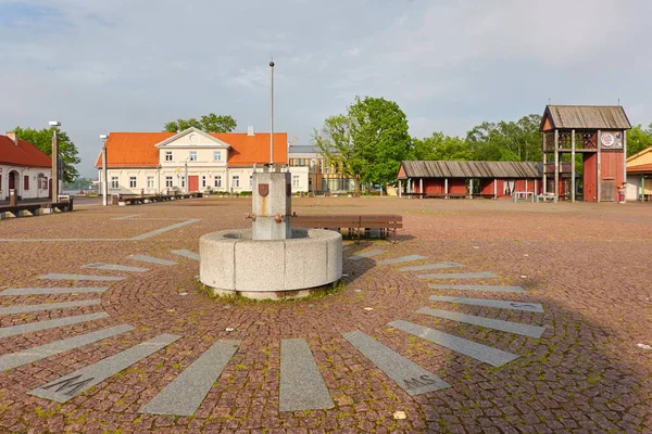 Marktplatz Stadtplatz Historische Und Traditionelle Architektur Öffentlicher Brunnen Ventspils Lettland lizenzfreie Stockbilder