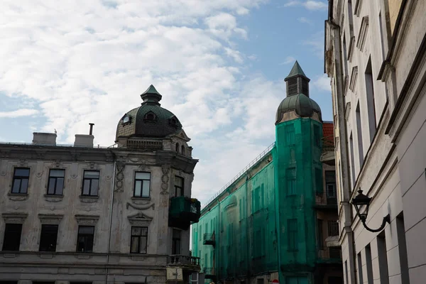 Tomma Gatan Ventspils Lettland Gammalt Hus Täckt Med Grönt Nät Stockbild