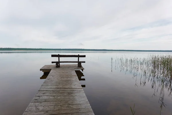 Lago Busnieku Ventspils Letonia Muelle Madera Banco Cielo Sombrío Día Imagen de archivo