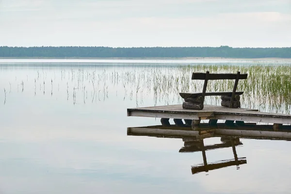 Lago Busnieku Ventspils Letonia Muelle Madera Banco Cielo Sombrío Día Imágenes de stock libres de derechos
