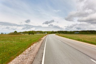 Kırsal alan ve orman boyunca (yeni asfalt yol) boş bir otoyol. Turizm, yol gezisi, özgürlük, tatiller, lojistik, uzak yerler kavramları