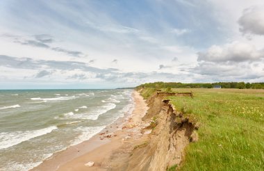 Güneşli bir günde Baltık Denizi kıyısı. Kum tepeleri, kum tepeleri. Resimli panoramik hava manzarası. Doğa, çevre, değişken hava, kasırga. Yaz tatilleri, seyahat merkezleri, yürüyüş, eko turizm