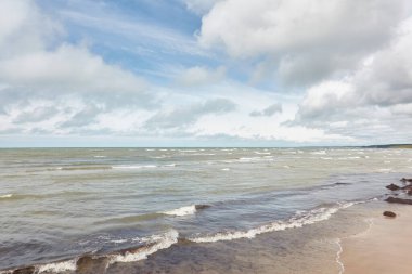 Güneşli bir yaz gününde Baltık Denizi 'nin panoramik manzarası. Yumuşak güneş ışığı. Idyllic deniz manzarası. Doğa, çevre, tatiller, eko turizm, keşif kavramları