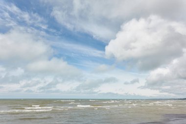 Güneşli bir yaz gününde Baltık Denizi 'nin panoramik manzarası. Yumuşak güneş ışığı. Idyllic deniz manzarası. Doğa, çevre, tatiller, eko turizm, keşif kavramları