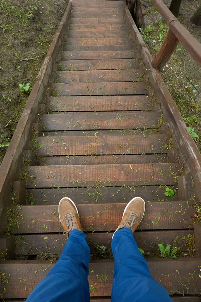 Homme Debout Sur Escalier Moderne Bois Promenade Jeans Bleus Bottes — Photo