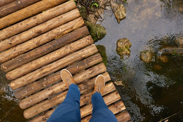 Człowiek Stojący Nowoczesnym Drewnianym Moście Promenada Chodnik Niebieskie Dżinsy Brązowe — Zdjęcie stockowe