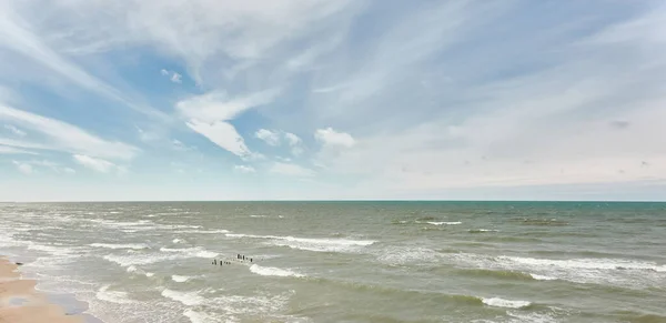 夏日阳光灿烂的波罗的海海滨全景 柔和的阳光Idyllic海景 生态旅游 探索概念 — 图库照片