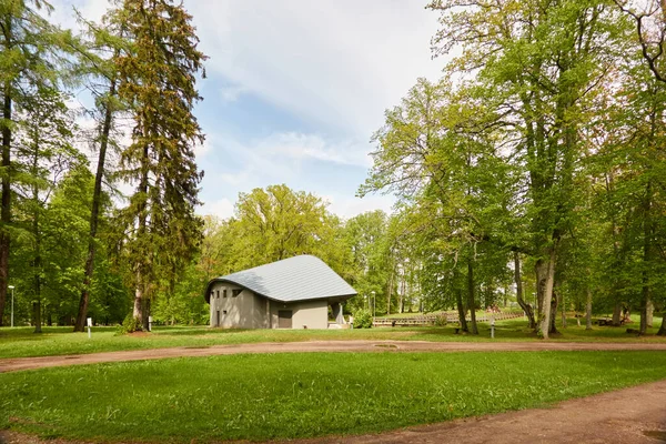 Edificio Moderno Biblioteca Pubblica Area Ricreativa Parco Cittadino Paesaggio Estivo — Foto Stock