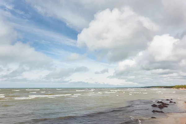 Panoramautsikt Över Östersjöns Strand Solig Sommardag Mjukt Solljus Idylliskt Sjölandskap — Stockfoto