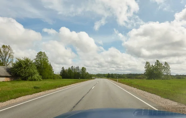 Pusta Autostrada Nowa Droga Asfaltowa Przez Obszar Wiejski Las Turystyka — Zdjęcie stockowe