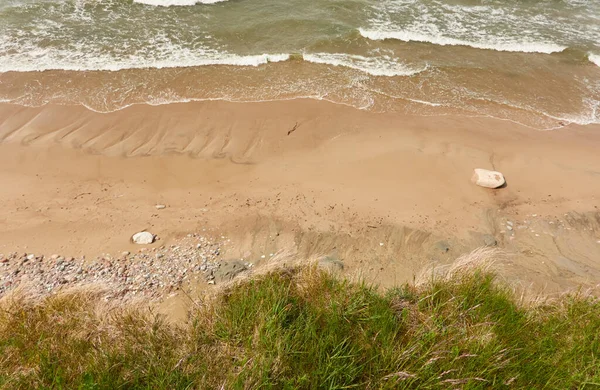 Песчаный Берег Пляж Песчаные Дюны Зеленые Растения Штормовые Волны Берег Лицензионные Стоковые Фото