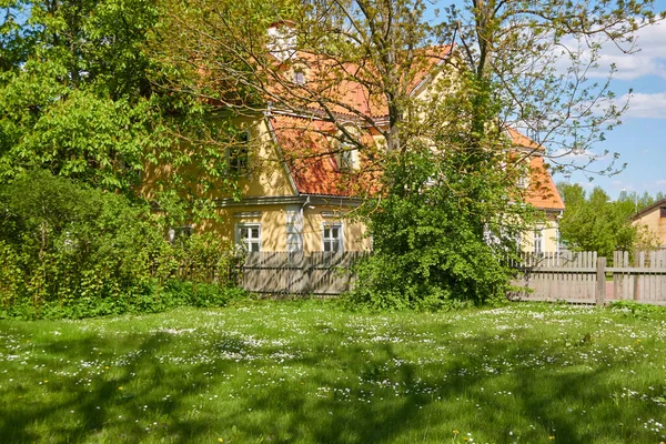 Şehir Parkında Çimenlik Arka Planda Geleneksel Kır Evi Güneşli Bir — Stok fotoğraf