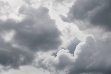 Süslü bulutlar. Dramatik bir gökyüzü. Destansı fırtına bulutları. Yumuşak güneş ışığı. Panoramik görüntü, doku, arkaplan, grafik kaynakları, tasarım, kopyalama alanı. Meteoroloji, cennet, umut, barış kavramı