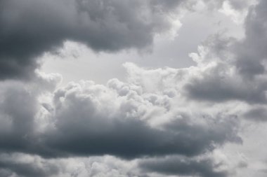 Süslü bulutlar. Dramatik bir gökyüzü. Destansı fırtına bulutları. Yumuşak güneş ışığı. Panoramik görüntü, doku, arkaplan, grafik kaynakları, tasarım, kopyalama alanı. Meteoroloji, cennet, umut, barış kavramı