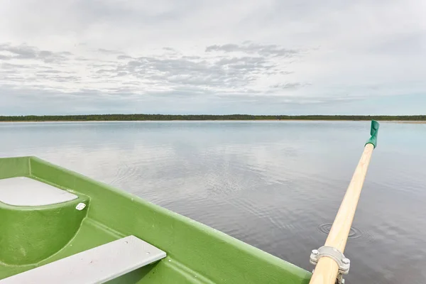 Egy Kis Zöld Csónakot Evezni Erdei Tavon Lapátolj Közelről Drámai — Stock Fotó
