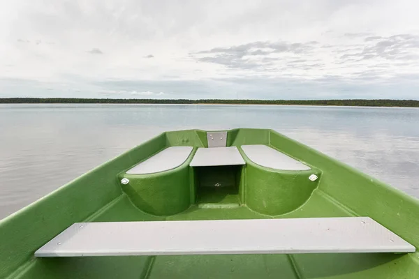 Roeien Met Een Kleine Groene Boot Het Bosmeer Dramatische Lucht — Stockfoto