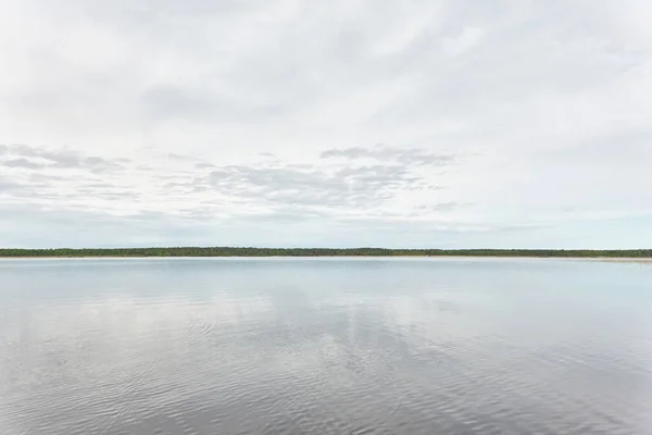 Panoramatický Výhled Břehu Křišťálově Čistého Lesního Jezera Řeka Idylická Krajina — Stock fotografie