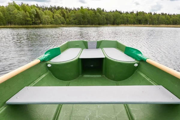 Roeien Met Een Kleine Groene Boot Het Bosmeer Dramatische Lucht — Stockfoto