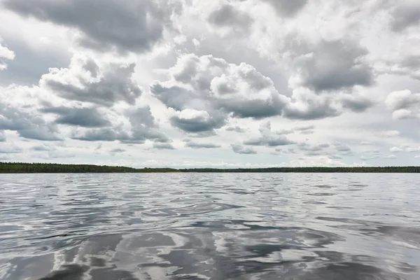 Vista Panorâmica Costa Lago Floresta Cristalina Rio Céu Dramático Nuvens — Fotografia de Stock