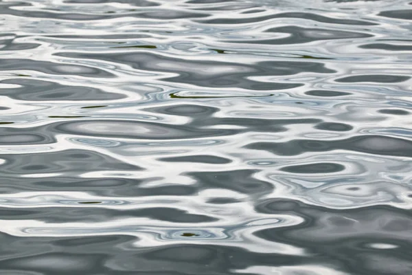 Refleksi Awan Bercahaya Dalam Air Jernih Kristal Hujan Menetes Tekstur — Stok Foto