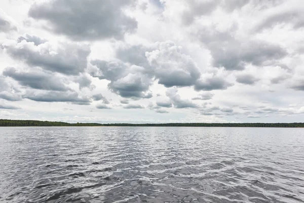 Panoramatický Výhled Břehu Křišťálově Čistého Lesního Jezera Řeka Dramatické Nebe — Stock fotografie