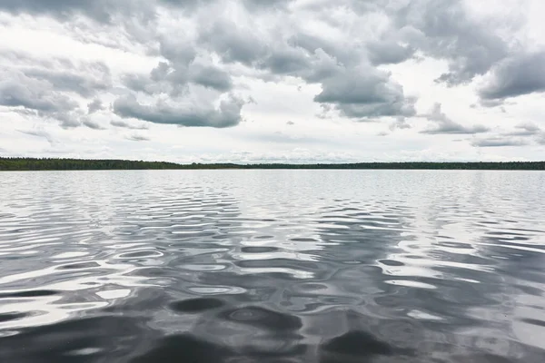 Vista Panoramica Dalla Riva Lago Foresta Cristallino Fiume Cielo Drammatico — Foto Stock