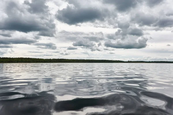 Blick Vom Ufer Eines Kristallklaren Waldsees Fluss Dramatischer Himmel Glühende — Stockfoto