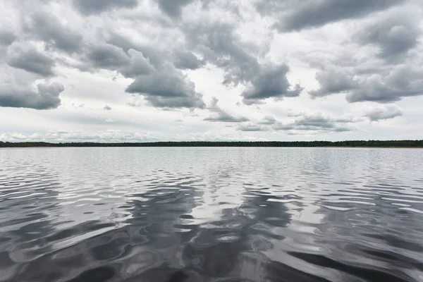 Vista Panorámica Desde Orilla Lago Bosque Cristalino Río Cielo Dramático —  Fotos de Stock
