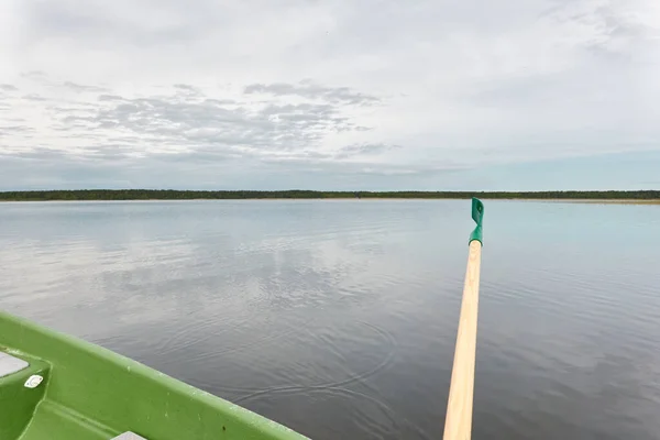 Κωπηλατώντας Ένα Μικρό Πράσινο Σκάφος Στη Λίμνη Του Δάσους Κουπί Royalty Free Φωτογραφίες Αρχείου