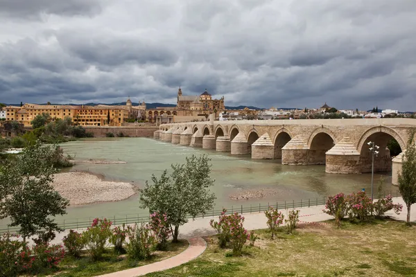 Roman bridge over the river Guadalquivir. Cordova. Spain — Stock Photo, Image