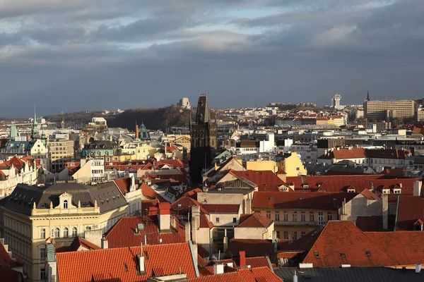 古い市庁舎塔とプラハ — ストック写真