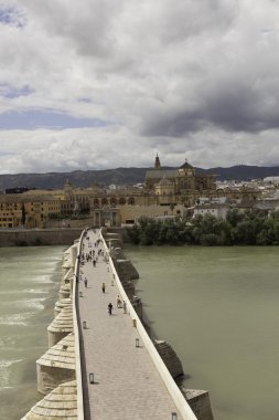 guadalquivir Nehri üzerinde eski köprü. Cordova.