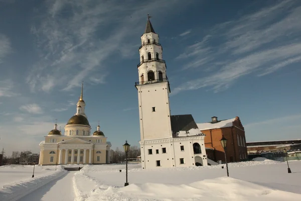 Newjansk. Halbmond-Turm und Verklärungskathedrale. — Stockfoto