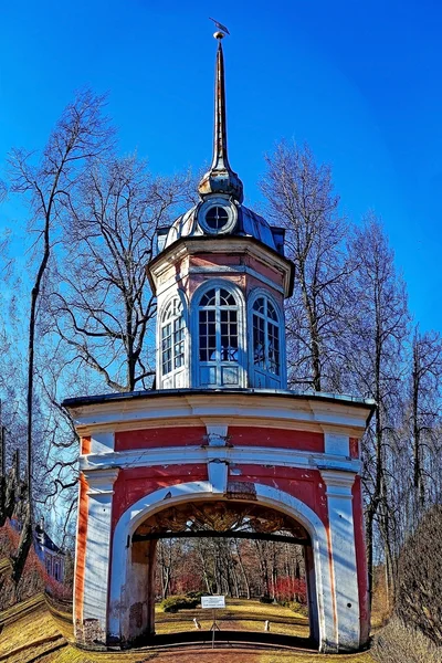 Oranienbaum, gates amusing fortress Peter III. — Stock Photo, Image