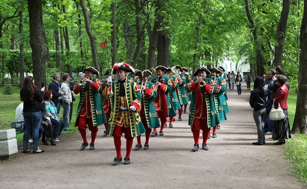 Procession of musicians form of Peter vremen. Petergof. — Stock Photo, Image