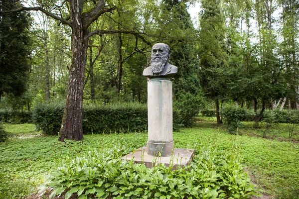 Pavlova, RÚSSIA. Monumento de busto IP Pavlov . — Fotografia de Stock