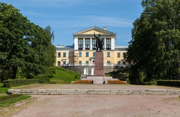 Zelenogorsk. Rosja. pomnik Lenina na tle szkoły. — Zdjęcie stockowe