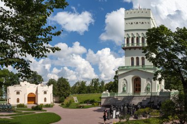 Tsarskoye selo. Rusya. Gate Harabeleri ve Beyaz Kule.