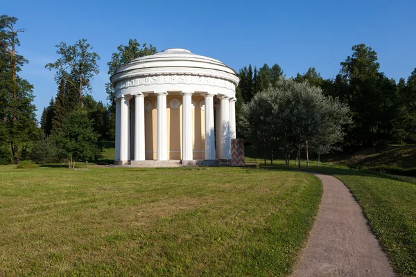 Templom, a barátság Park pavlovsk. Oroszország. — Stock Fotó