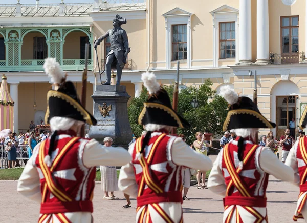 Grupo de arte "Guardias" y la banda de música "Vivat, Russia!". Pavlovsk. Rusia . —  Fotos de Stock