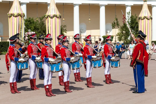 Gruppen "vakter" och brass band "vivat, Ryssland!". Pavlovsk. Ryssland. — Stockfoto