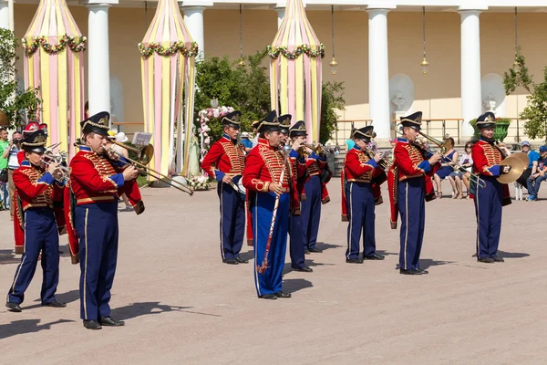 Art group "Guards" and the brass band "Vivat, Russia!". Pavlovsk. Russia. — Stock Photo, Image