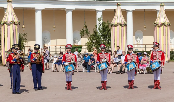Art group "Guards" and the brass band "Vivat, Russia!". Pavlovsk. Russia. — Stock Photo, Image