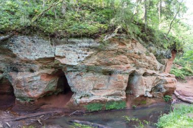 Kırmızı karst mağaraları köyde Noel. Leningrad region. Rusya.