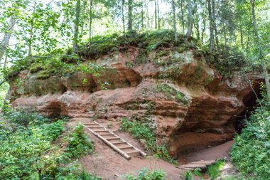 Kırmızı karst mağaraları köyde Noel. Leningrad region. Rusya.