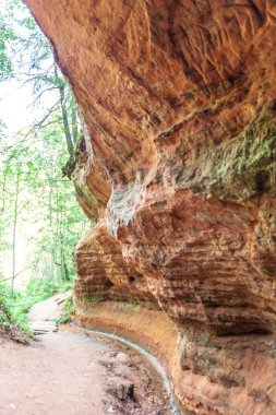 Kırmızı karst mağaraları köyde Noel. Leningrad region. Rusya.