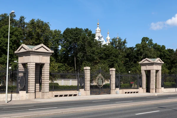 Tuin hek smolny smolny waterkant. Sint-petersburg. — Stockfoto