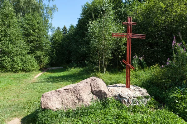 Cruz de adoración en memoria del Gran Templo de San Nicolás. La Navidad del pueblo. Rusia . — Foto de Stock
